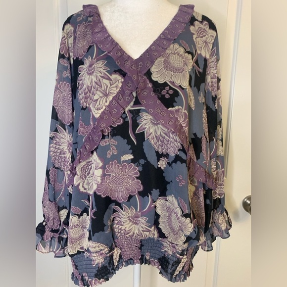 18/20 Women’s Floral V-Neck Women's Top, Preloved in Good Condition, P2P 24” - Picture 2 of 4
